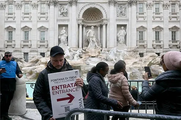 Подход к фонтану Треви станет платным